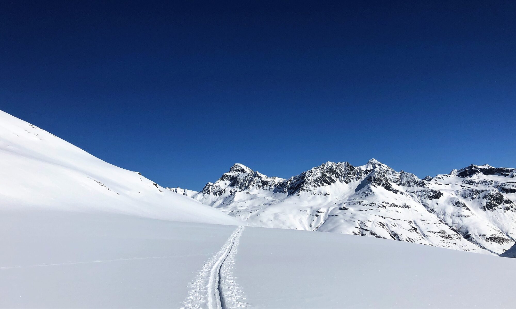 Afbudsrejser skiferie: Smukke spor i sneen på vej over bjerget.